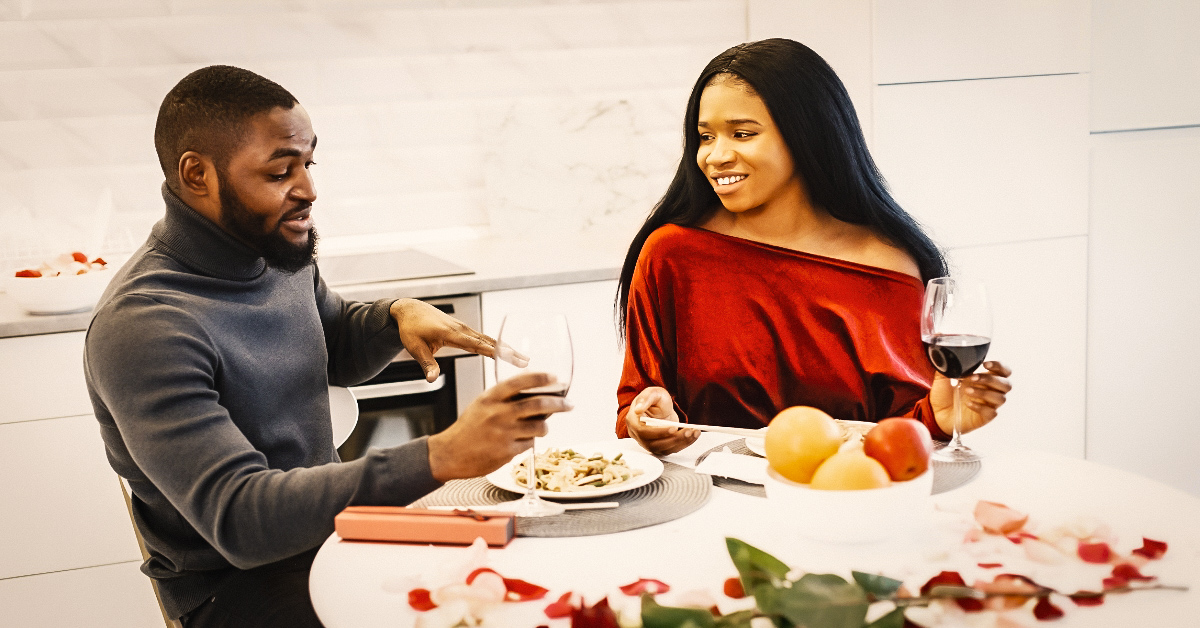 Woman and man at a romantic dinner, illustrating an energy exchange